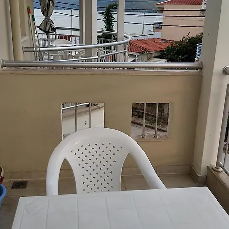 Angie's Summertime Apartment *