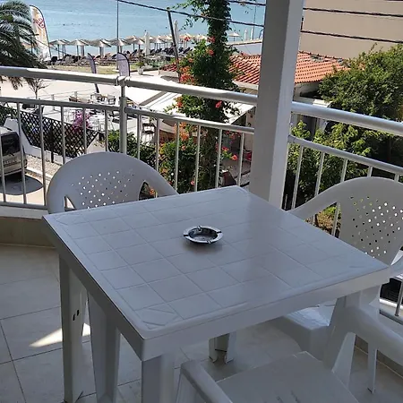 Angie's Summertime Apartment