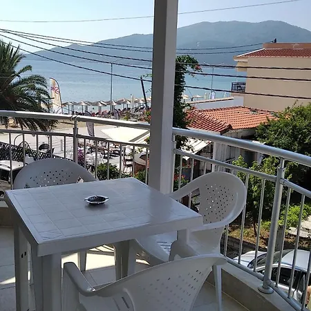 Angie's Summertime Apartment