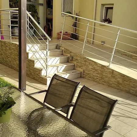 Angie's Summertime Apartman *