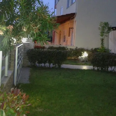 Angie's Summertime Apartman *